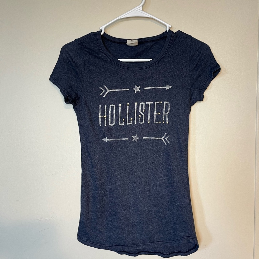 Hollister Women's Navy Blue Graphic Tee